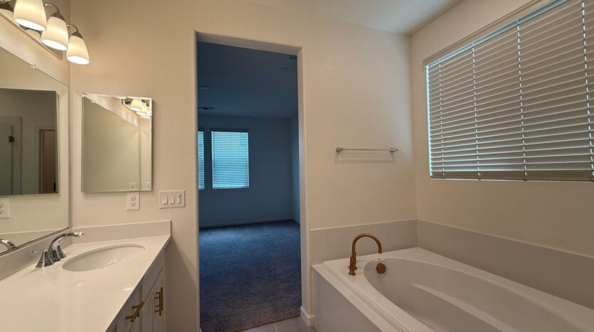 632 Rock Crest Ave. - Madera - California - 3 bed, 2 bath rental property