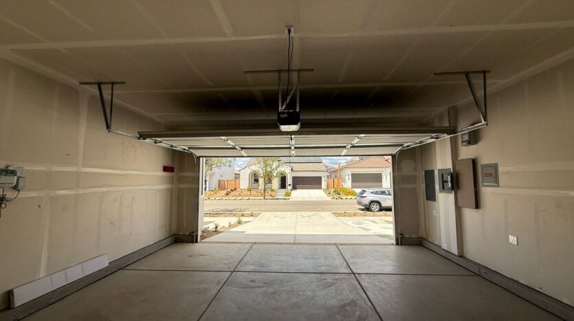 632 Rock Crest Ave. - Madera - California - 3 bed, 2 bath rental property