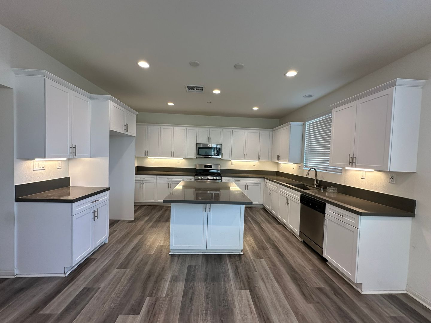 826 W. Tullock Ave - Bloomington - California - 3 bed, 2.5 bath rental property