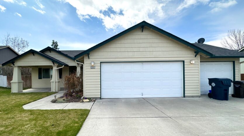 940 NW Oak Lane - Redmond - Oregon - 3 bed, 2 bath rental property
