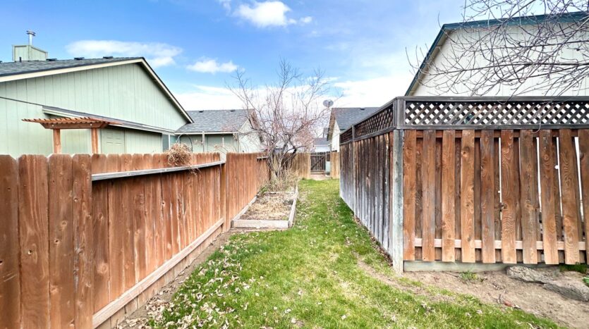 940 NW Oak Lane - Redmond - Oregon - 3 bed, 2 bath rental property
