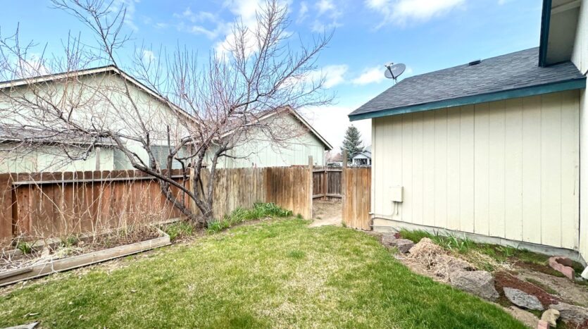 940 NW Oak Lane - Redmond - Oregon - 3 bed, 2 bath rental property
