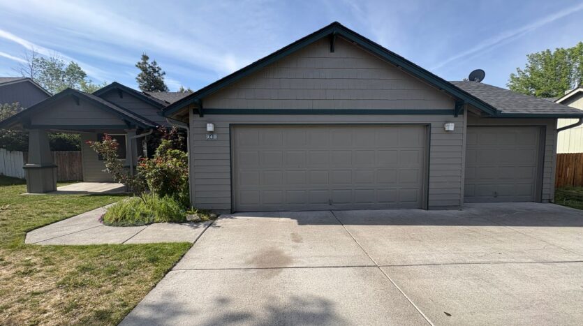 940 NW Oak Lane - Redmond - Oregon - 3 bed, 2 bath rental property