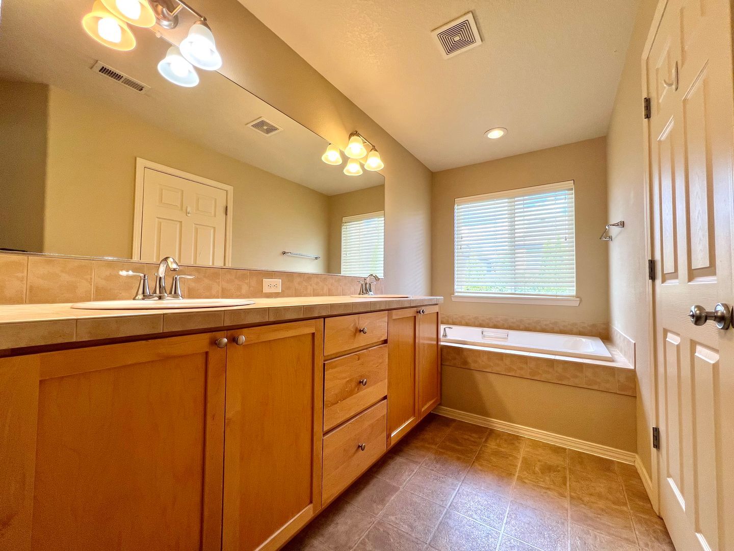 1048 SE Tamora Avenue - Hillsboro - Oregon - 3 bed, 2.5 bath rental property