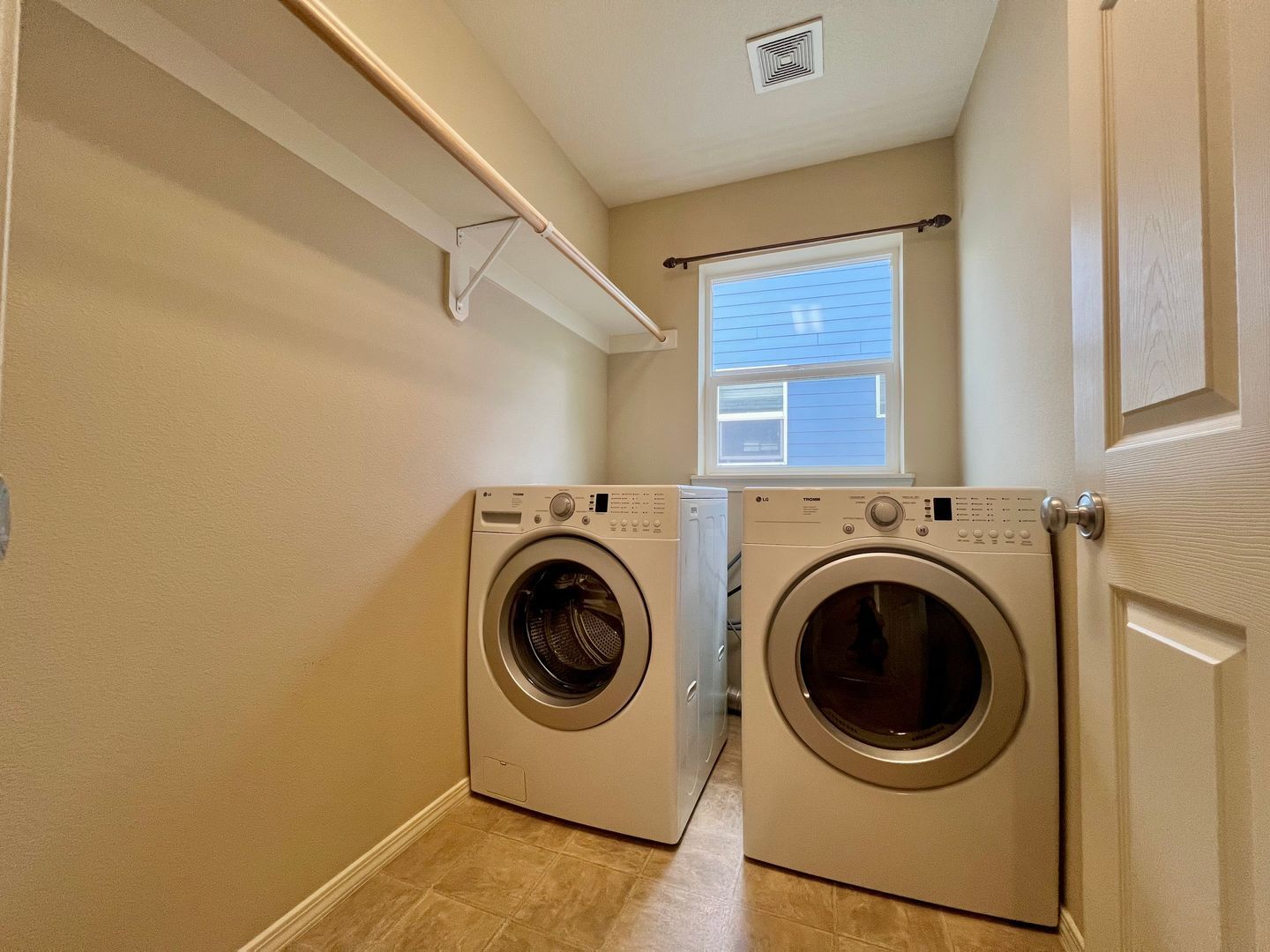1048 SE Tamora Avenue - Hillsboro - Oregon - 3 bed, 2.5 bath rental property