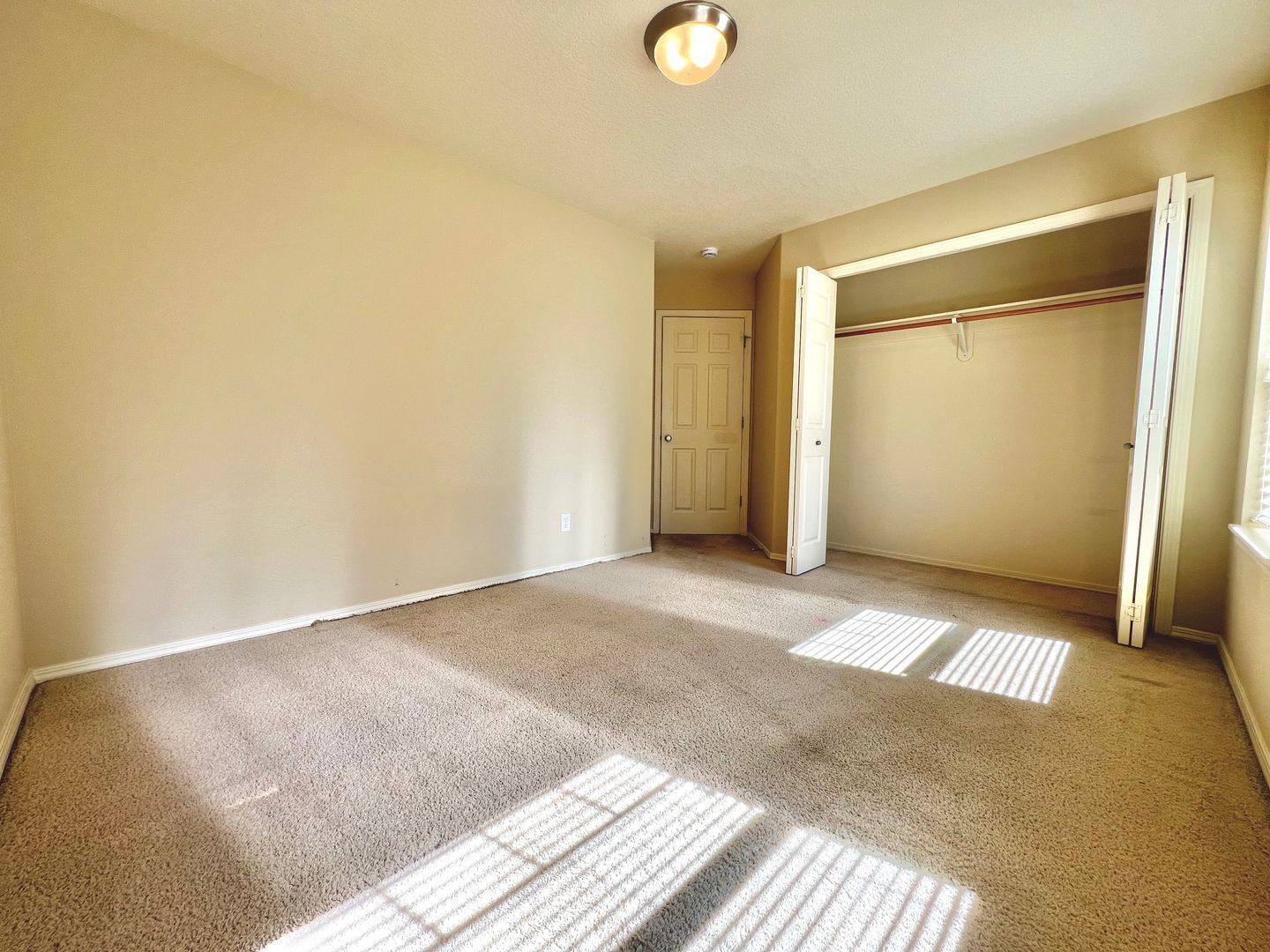 1048 SE Tamora Avenue - Hillsboro - Oregon - 3 bed, 2.5 bath rental property