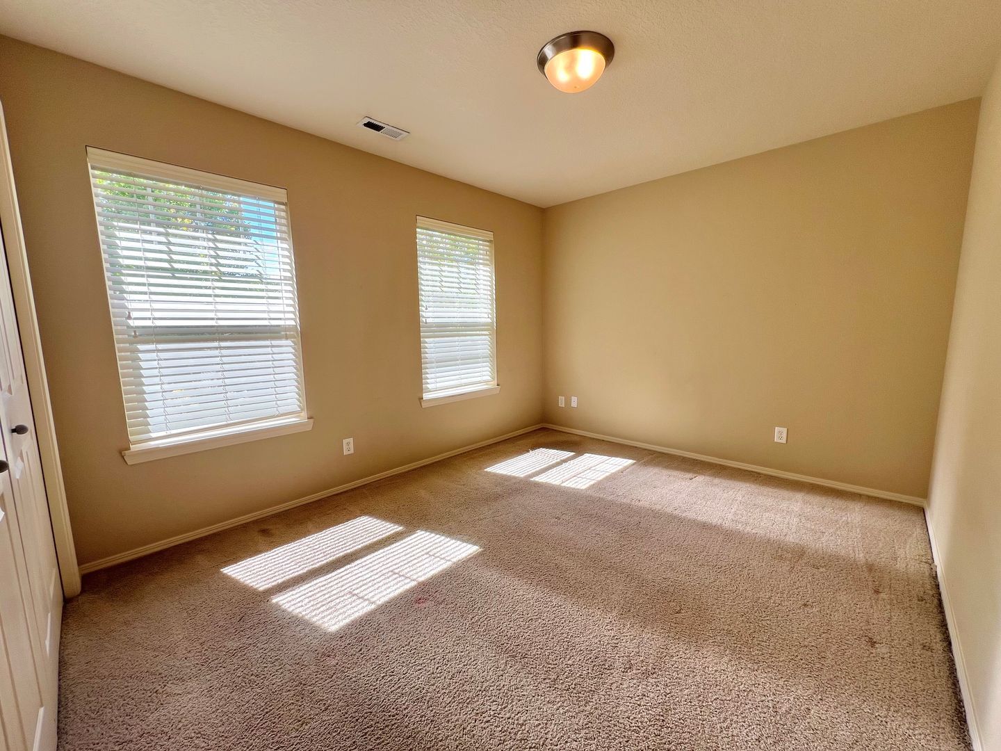 1048 SE Tamora Avenue - Hillsboro - Oregon - 3 bed, 2.5 bath rental property