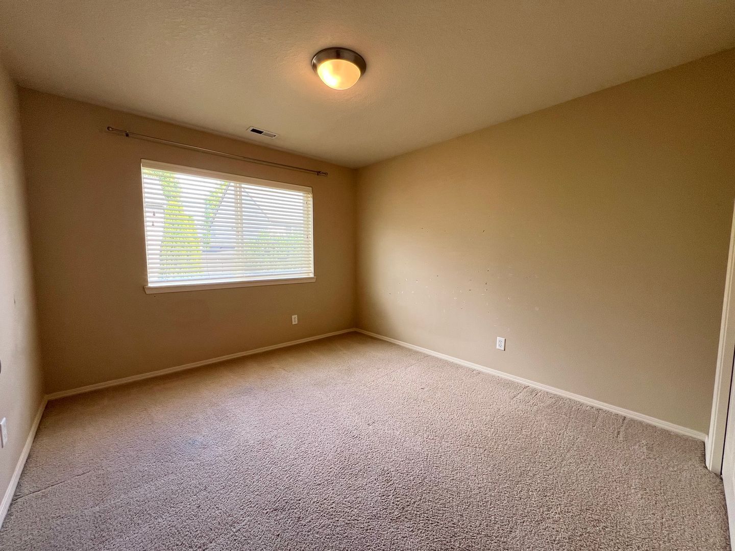 1048 SE Tamora Avenue - Hillsboro - Oregon - 3 bed, 2.5 bath rental property