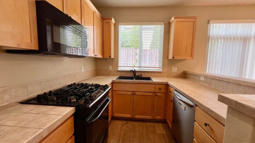 1048 SE Tamora Avenue - Hillsboro - Oregon - 3 bed, 2.5 bath rental property
