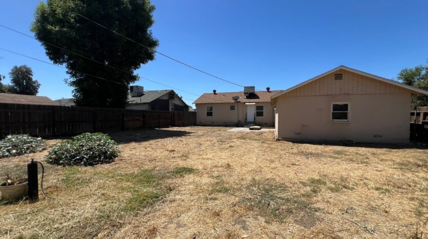 112 W. HOWARD - Visalia - California - 2 bed, 1 bath rental property