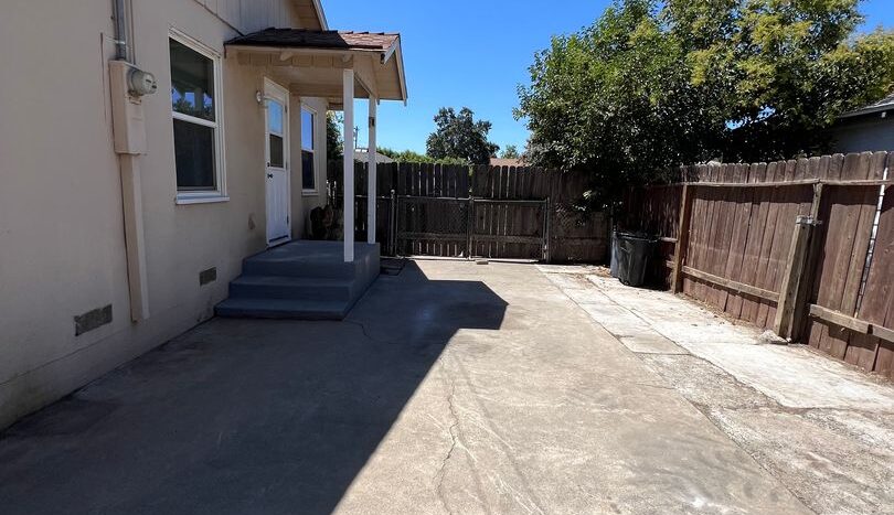 112 W. HOWARD - Visalia - California - 2 bed, 1 bath rental property