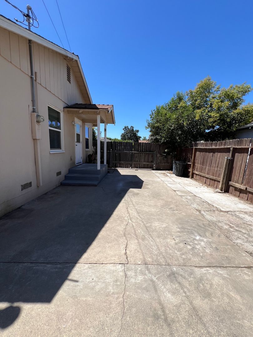 112 W. HOWARD - Visalia - California - 2 bed, 1 bath rental property