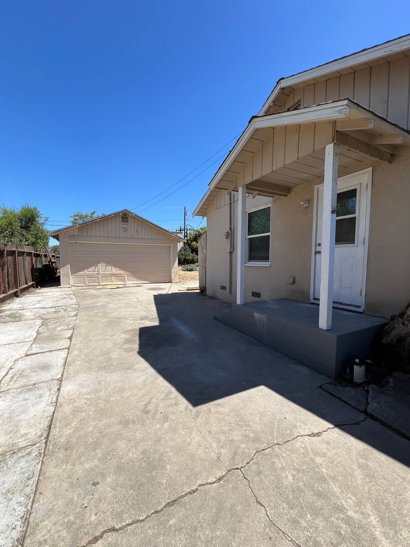 112 W. HOWARD - Visalia - California - 2 bed, 1 bath rental property