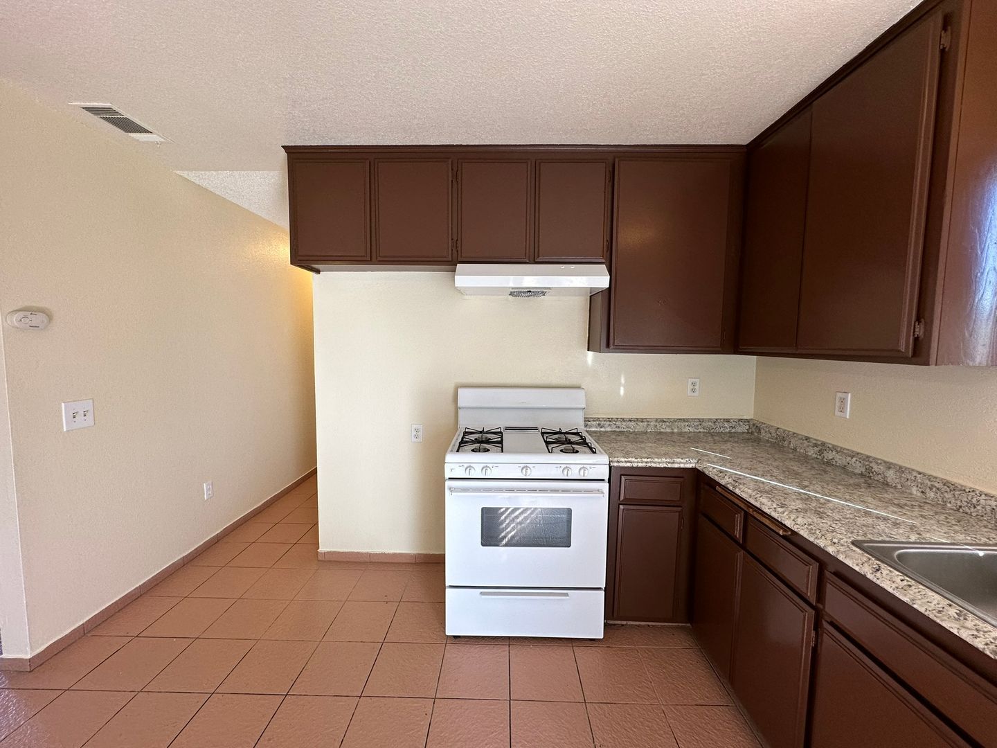 13915 Spruce St - Hesperia - California - 2 bed, 2 bath rental property
