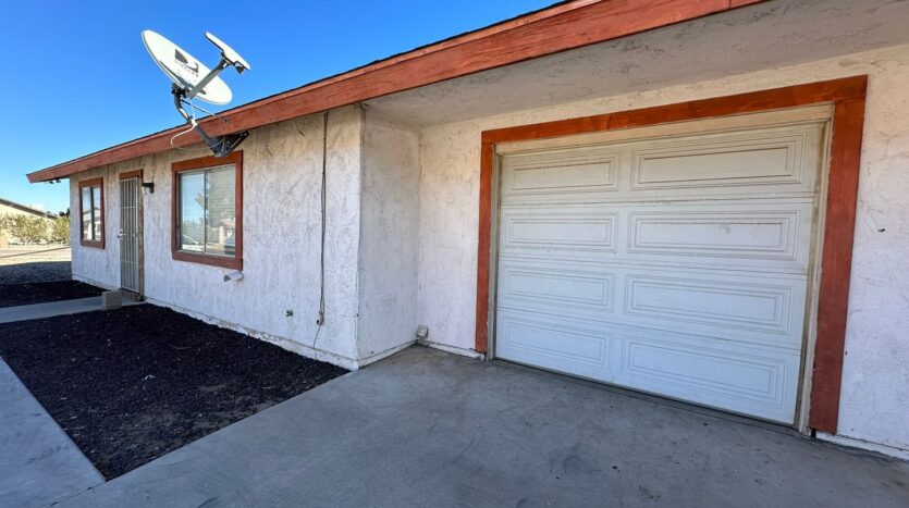 13915 Spruce St - Hesperia - California - 2 bed, 2 bath rental property