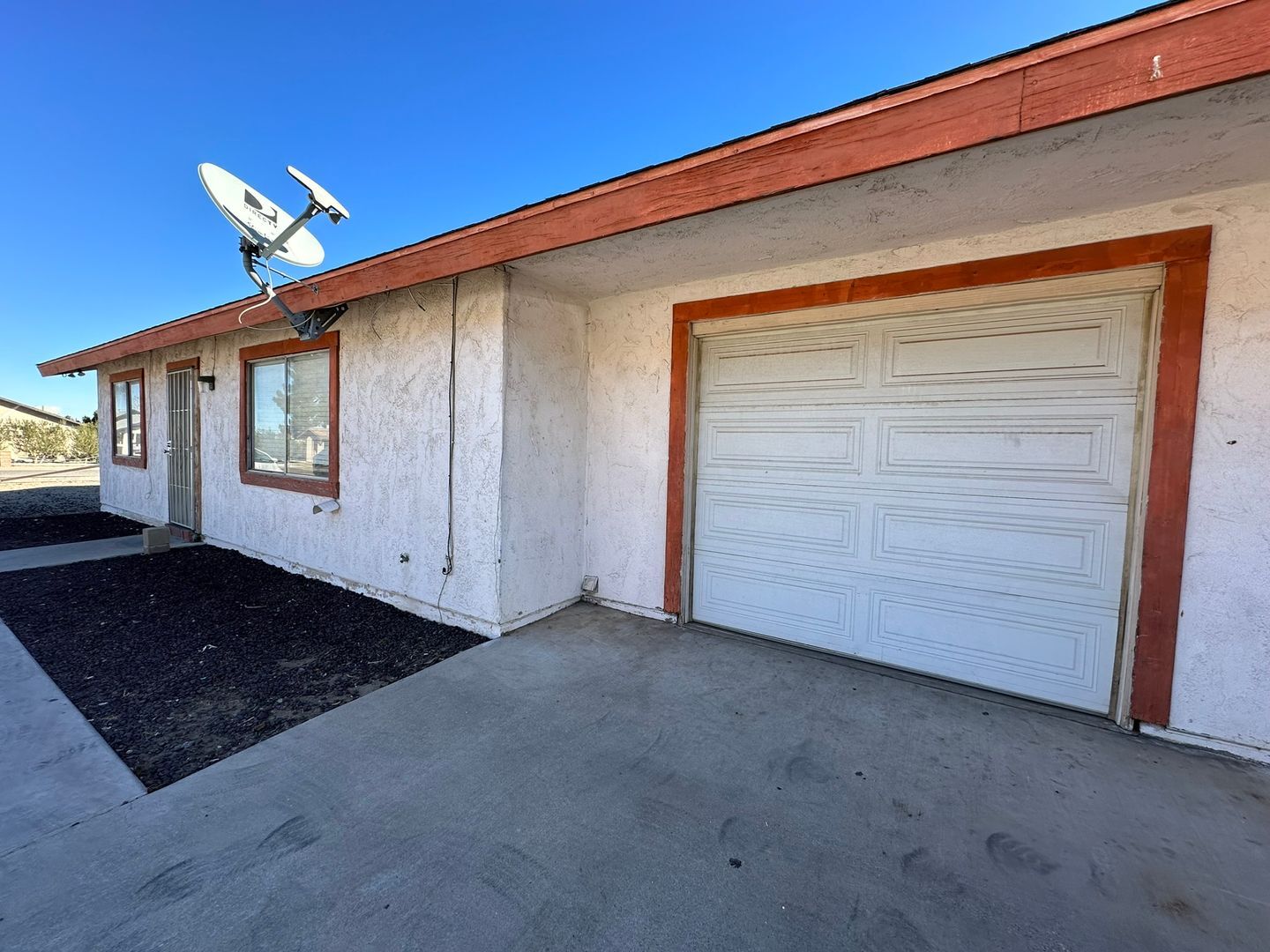 13915 Spruce St - Hesperia - California - 2 bed, 2 bath rental property