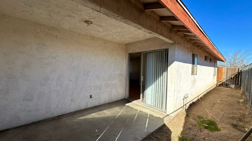 13915 Spruce St - Hesperia - California - 2 bed, 2 bath rental property