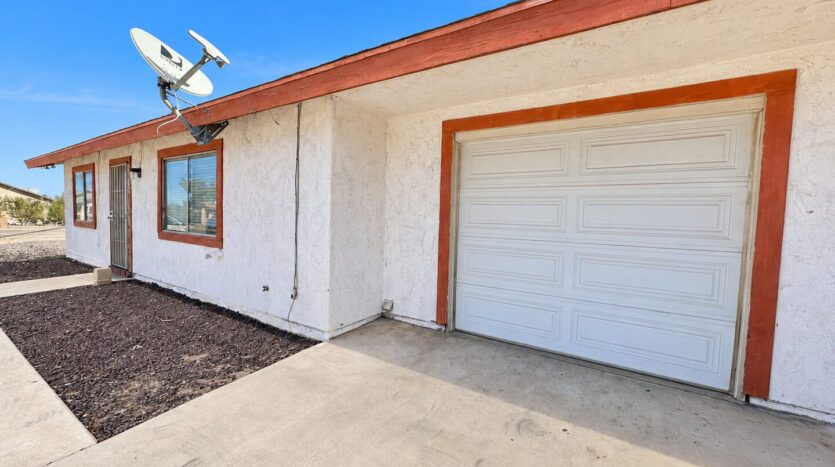 13915 Spruce St - Hesperia - California - 2 bed, 2 bath rental property