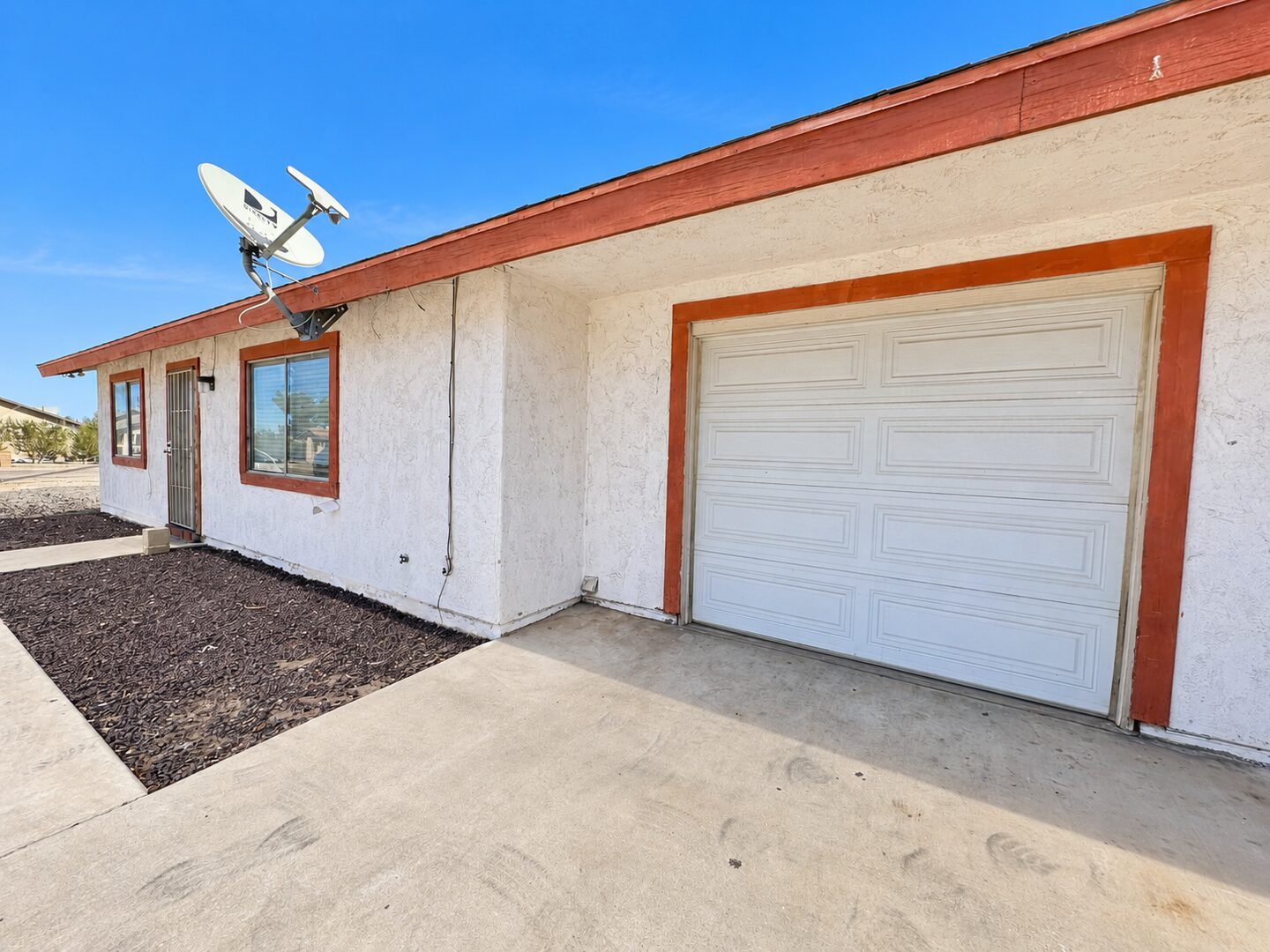 13915 Spruce St - Hesperia - California - 2 bed, 2 bath rental property