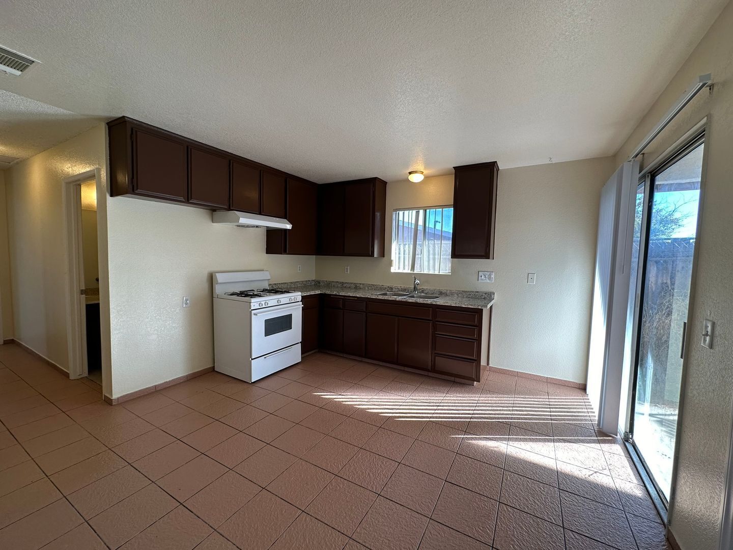 13915 Spruce St - Hesperia - California - 2 bed, 2 bath rental property