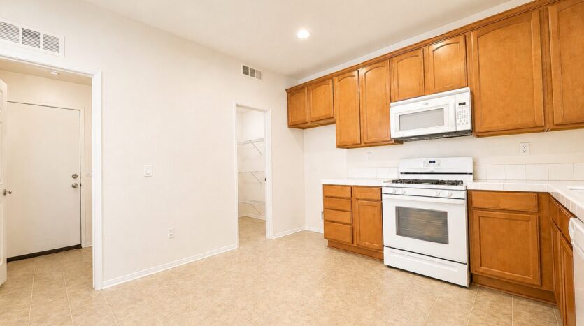 15325 Oak Tree Dr. #104 - Lake Elsinore - California - 3 bed, 2.5 bath rental property