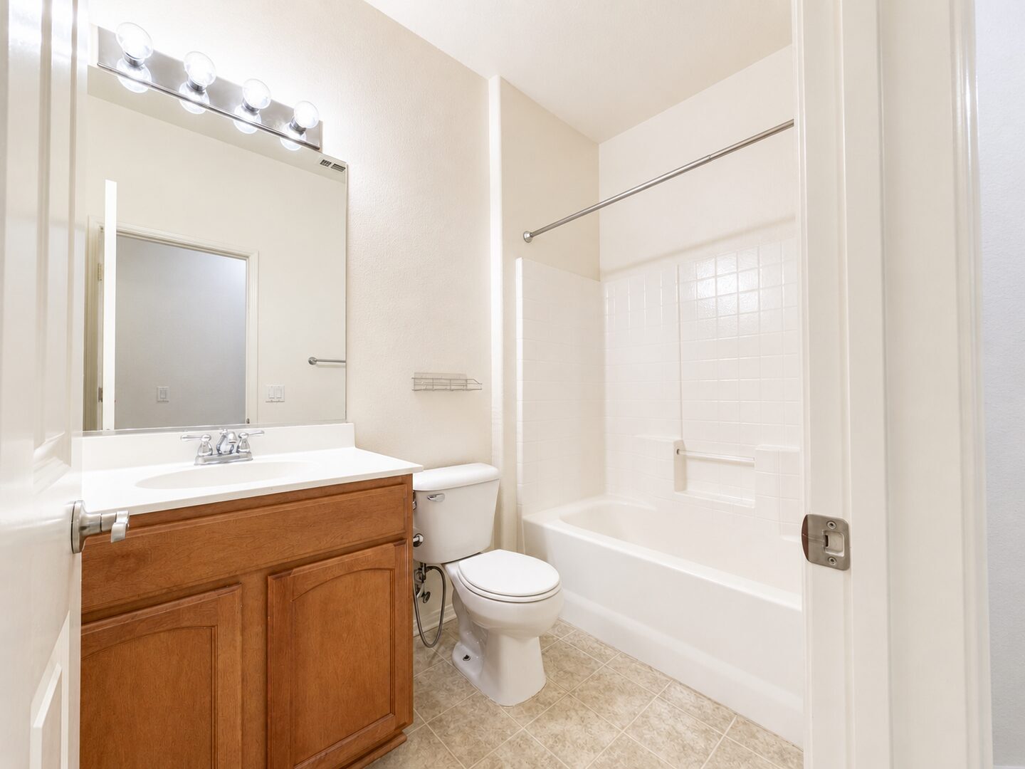 15325 Oak Tree Dr. #104 - Lake Elsinore - California - 3 bed, 2.5 bath rental property