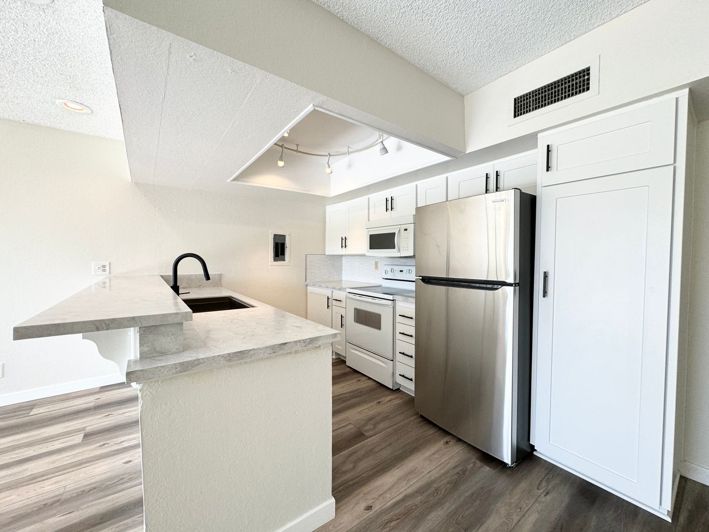 1655 E Palm Canyon Dr. Unit 408 - Palm Springs - California - 1 bed, 1 bath rental property
