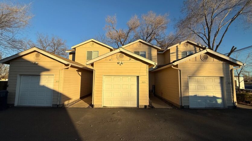 1875 SW Salmon Avenue - Redmond - Oregon - 2 bed, 2.5 bath rental property