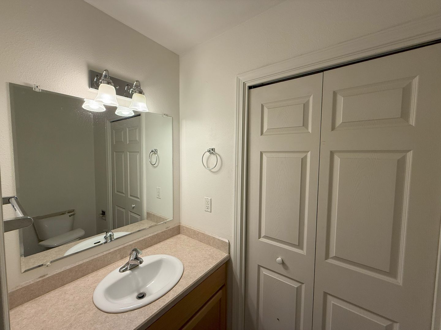 1875 SW Salmon Avenue - Redmond - Oregon - 2 bed, 2.5 bath rental property