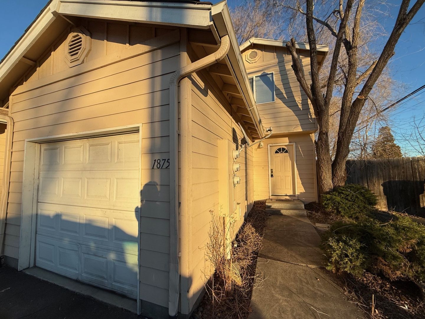1875 SW Salmon Avenue - Redmond - Oregon - 2 bed, 2.5 bath rental property