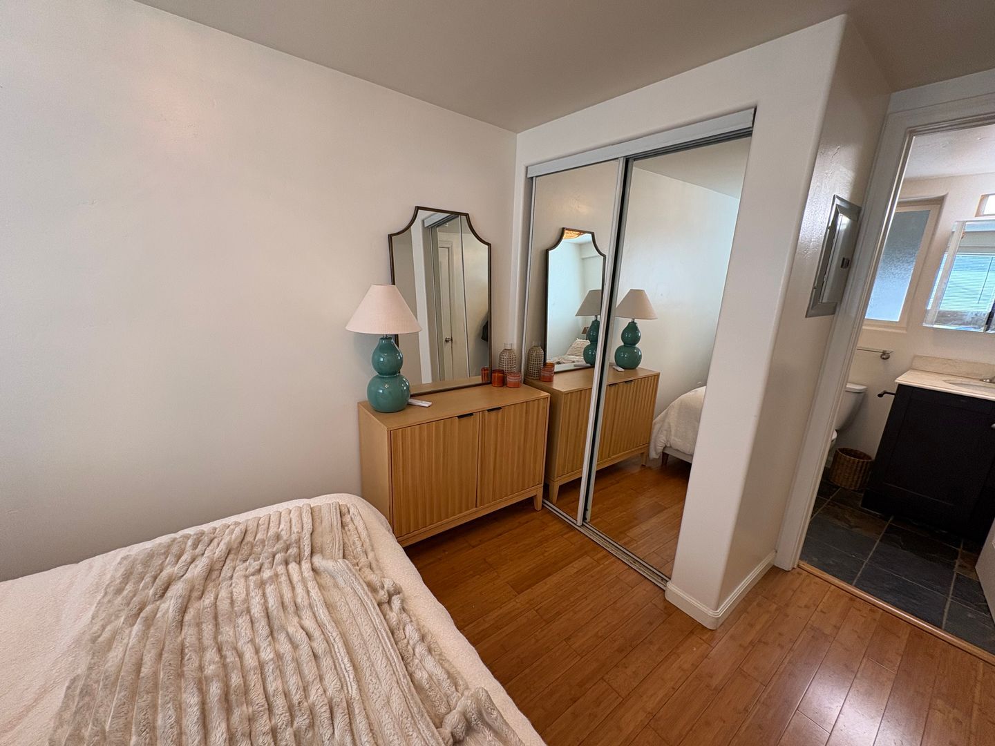 215-221 Lolita St - Encinitas - California - 1 bed, 1 bath rental property