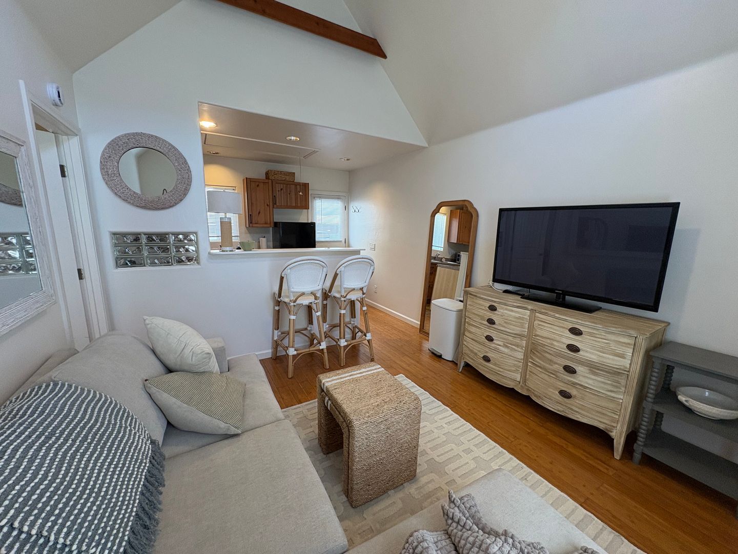215-221 Lolita St - Encinitas - California - 1 bed, 1 bath rental property