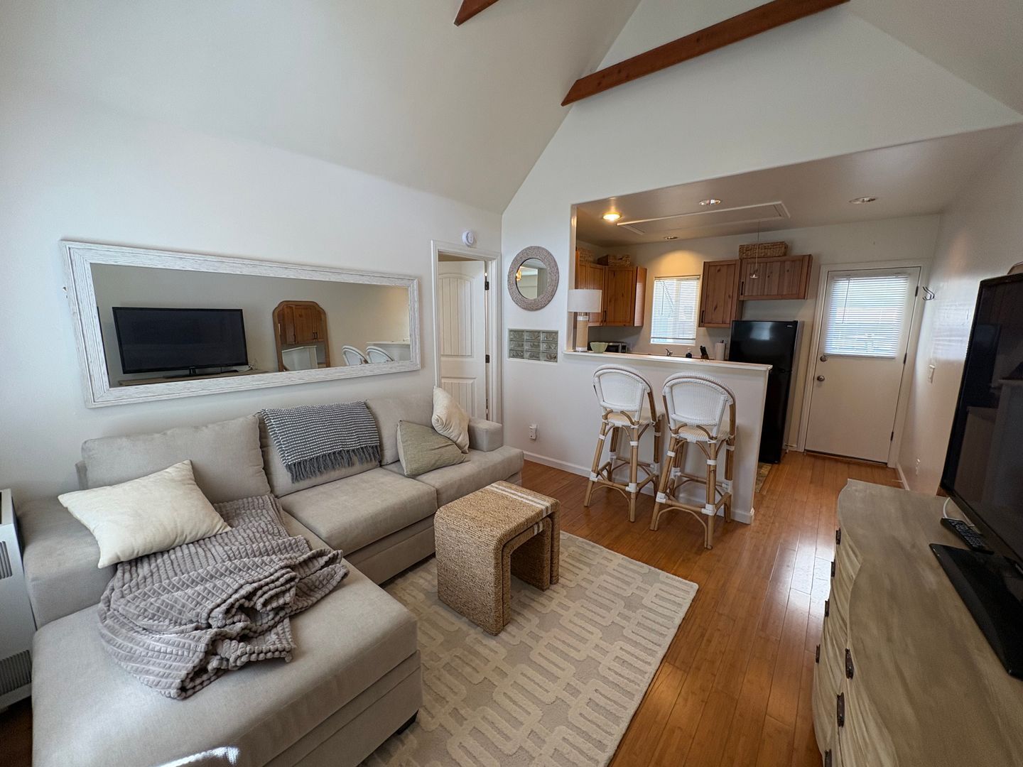 215-221 Lolita St - Encinitas - California - 1 bed, 1 bath rental property