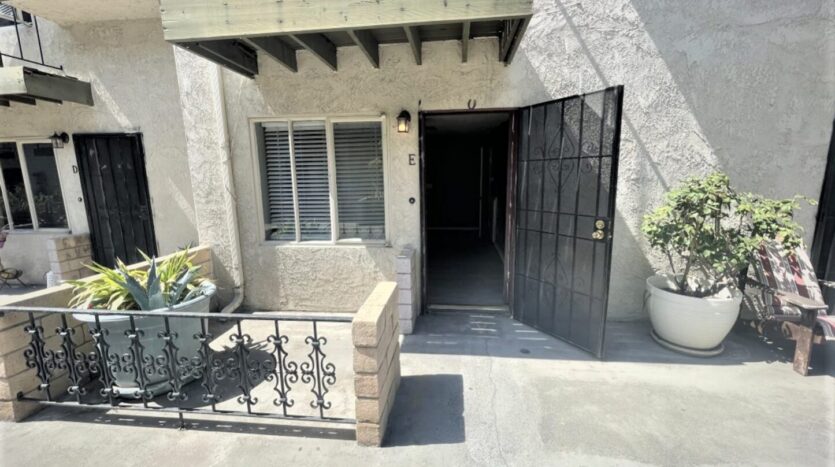 2227 N. Broadway Apt E - Santa Ana - California - 2 bed, 1.5 bath rental property