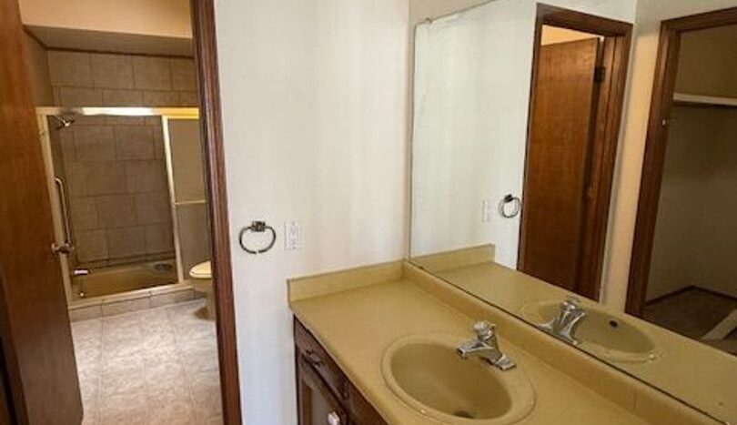 23 Lakeshore Dr. NE - Albuquerque - New Mexico - 3 bed, 2.5 bath rental property