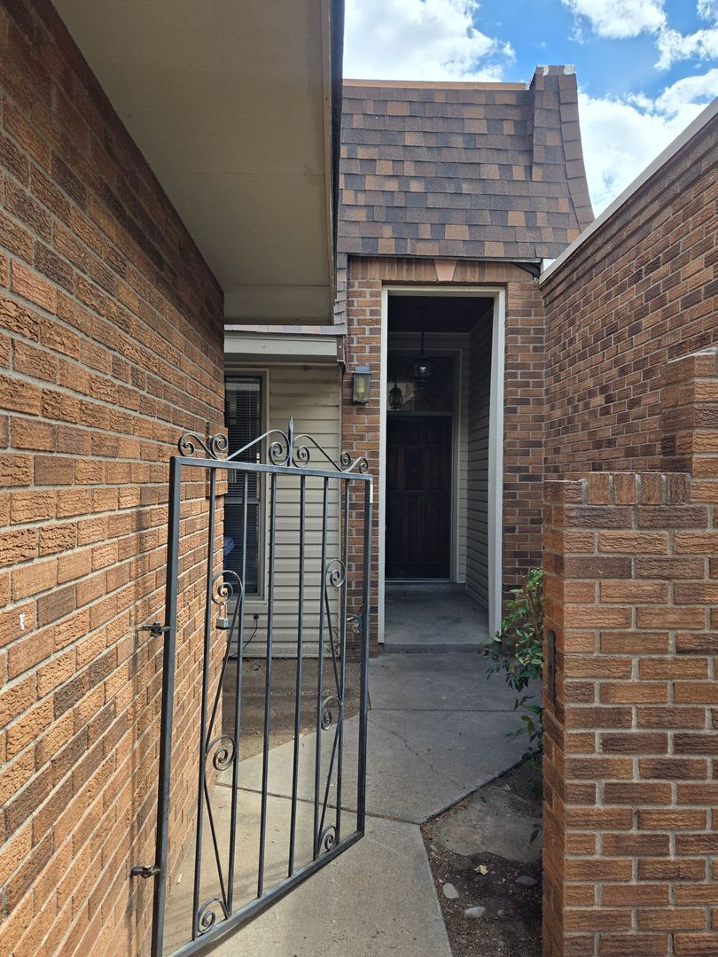 23 Lakeshore Dr. NE - Albuquerque - New Mexico - 3 bed, 2.5 bath rental property