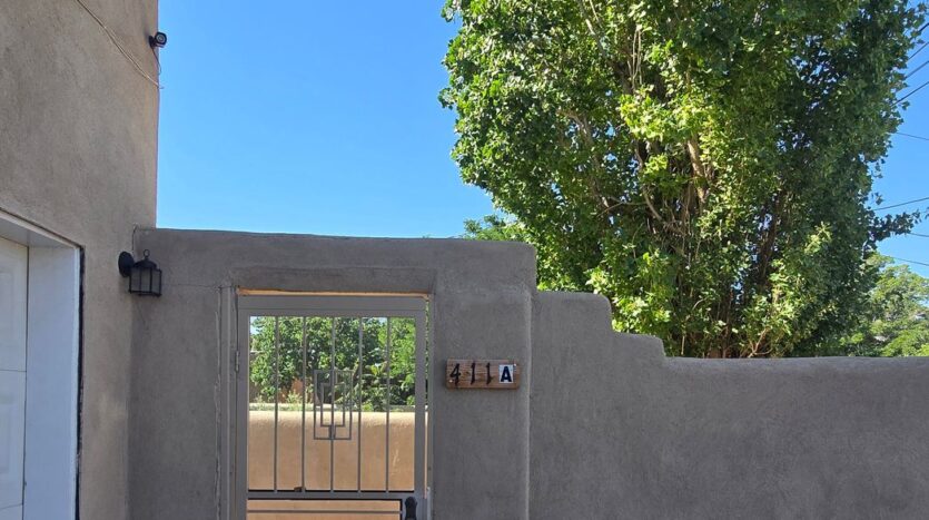 411 Manzano Unit A (Upstairs) - Albuquerque - New Mexico - 2 bed, 1 bath rental property
