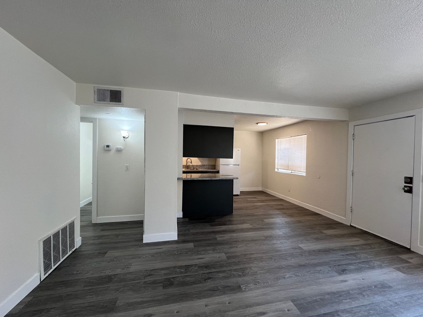 709 East Houston Avenue  14 - Visalia - California - 2 bed, 1 bath rental property