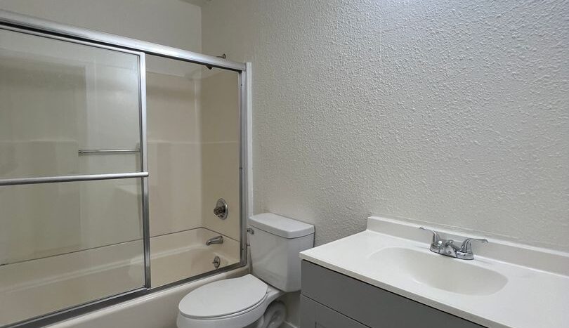 709 East Houston Avenue  14 - Visalia - California - 2 bed, 1 bath rental property