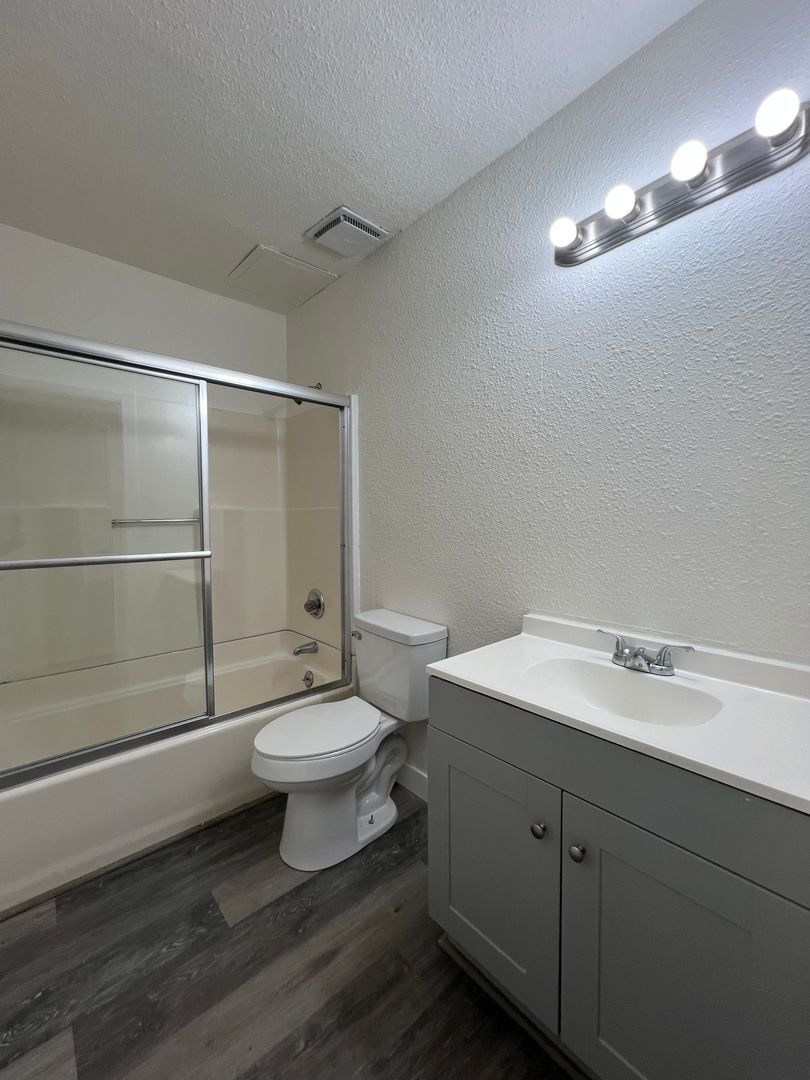 709 East Houston Avenue  14 - Visalia - California - 2 bed, 1 bath rental property