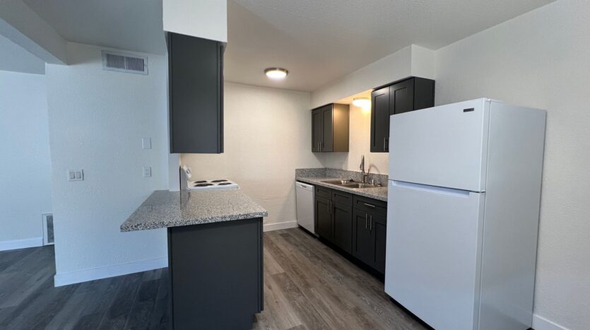 709 East Houston Avenue  14 - Visalia - California - 2 bed, 1 bath rental property