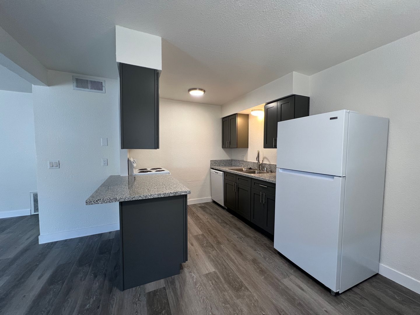 709 East Houston Avenue  14 - Visalia - California - 2 bed, 1 bath rental property