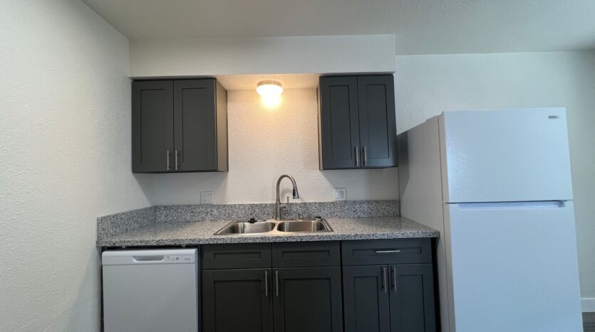 709 East Houston Avenue  14 - Visalia - California - 2 bed, 1 bath rental property