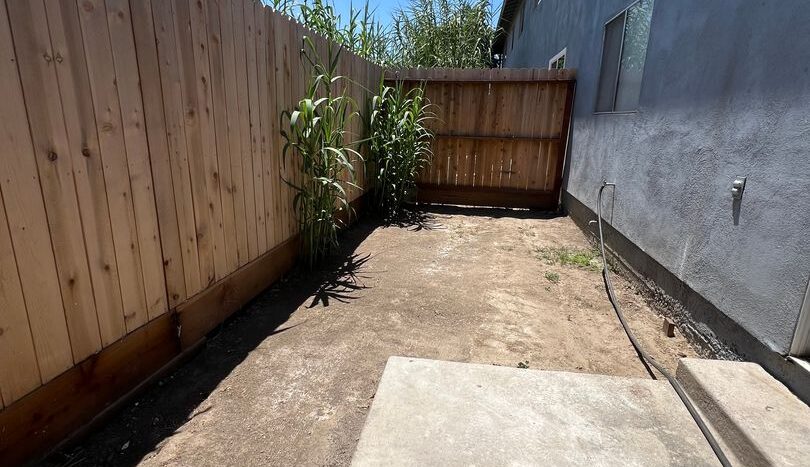 709 East Houston Avenue  14 - Visalia - California - 2 bed, 1 bath rental property
