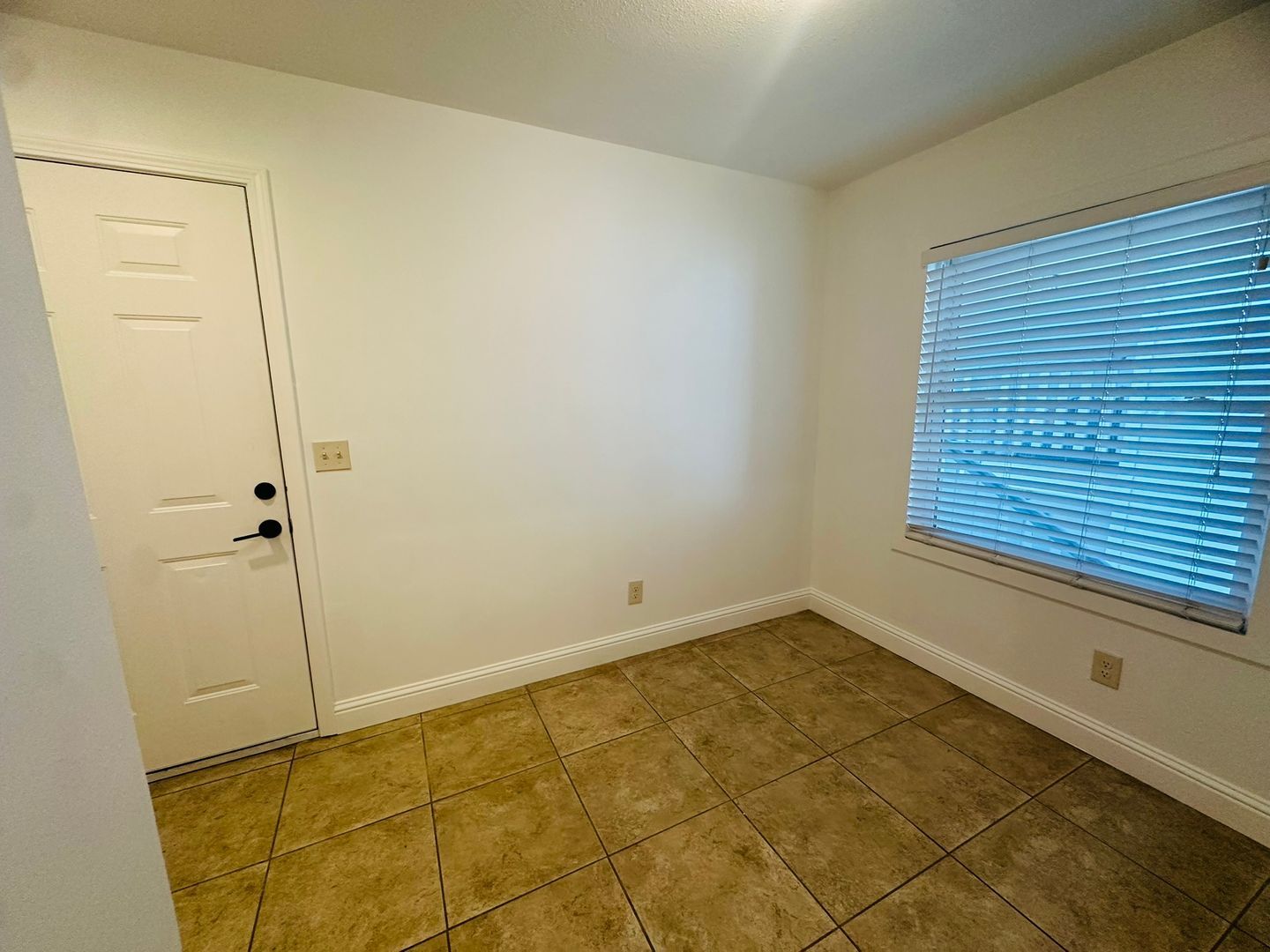 1009 Solons Aly  Apt 2 - Sacramento - California - 2 bed, 1 bath rental property