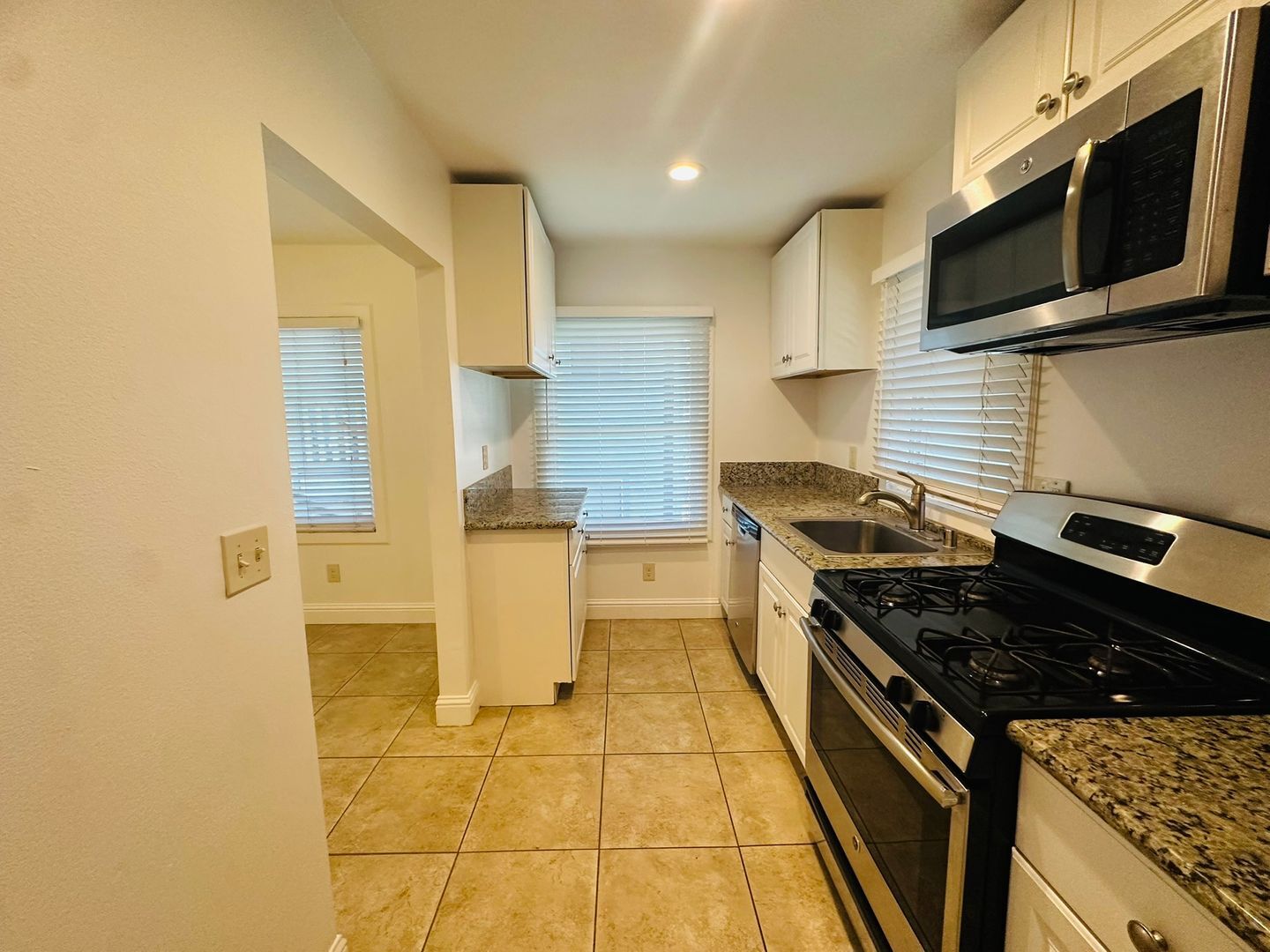 1009 Solons Aly  Apt 2 - Sacramento - California - 2 bed, 1 bath rental property