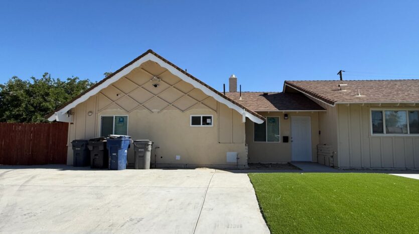1105 E. Ave J4 - Lancaster - California - 3 bed, 1 bath rental property