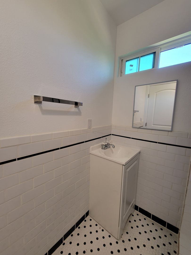 11325 Martha St. - Los Angeles - California - 1 bath rental property
