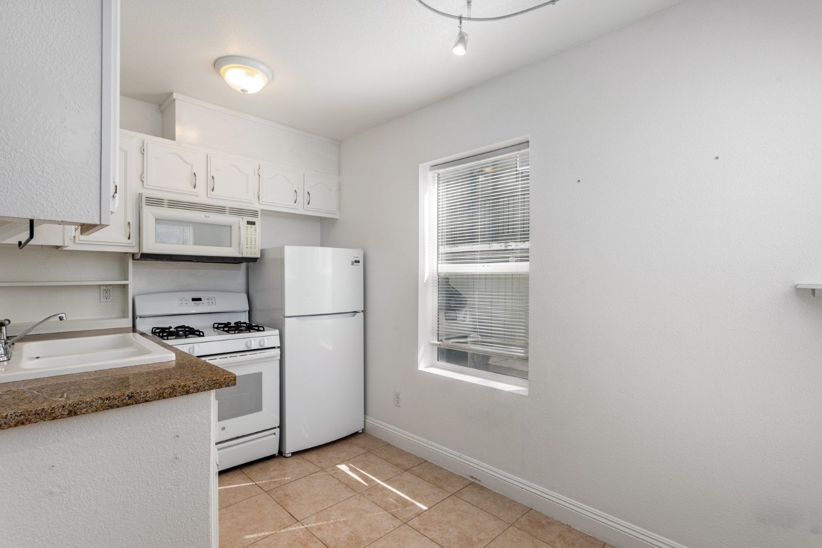 1927 P St APT B - Sacramento - California - 2 bed, 2 bath rental property