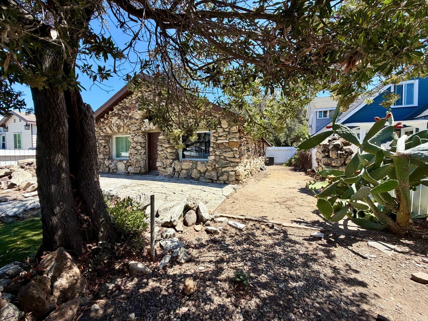 3056 Crescent Way  - Thousand Oaks - California - 2 bed, 1 bath rental property